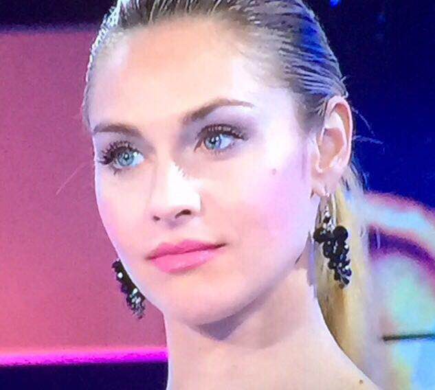 Attrice Elena Ossola in calzature Oronzo De Matteis