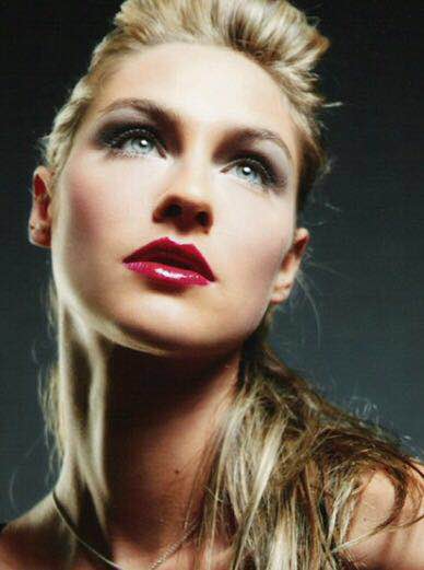 Attrice di RAI1 e Canale5 Elena Ossola veste calzature OROORO Oronzo De Matteis