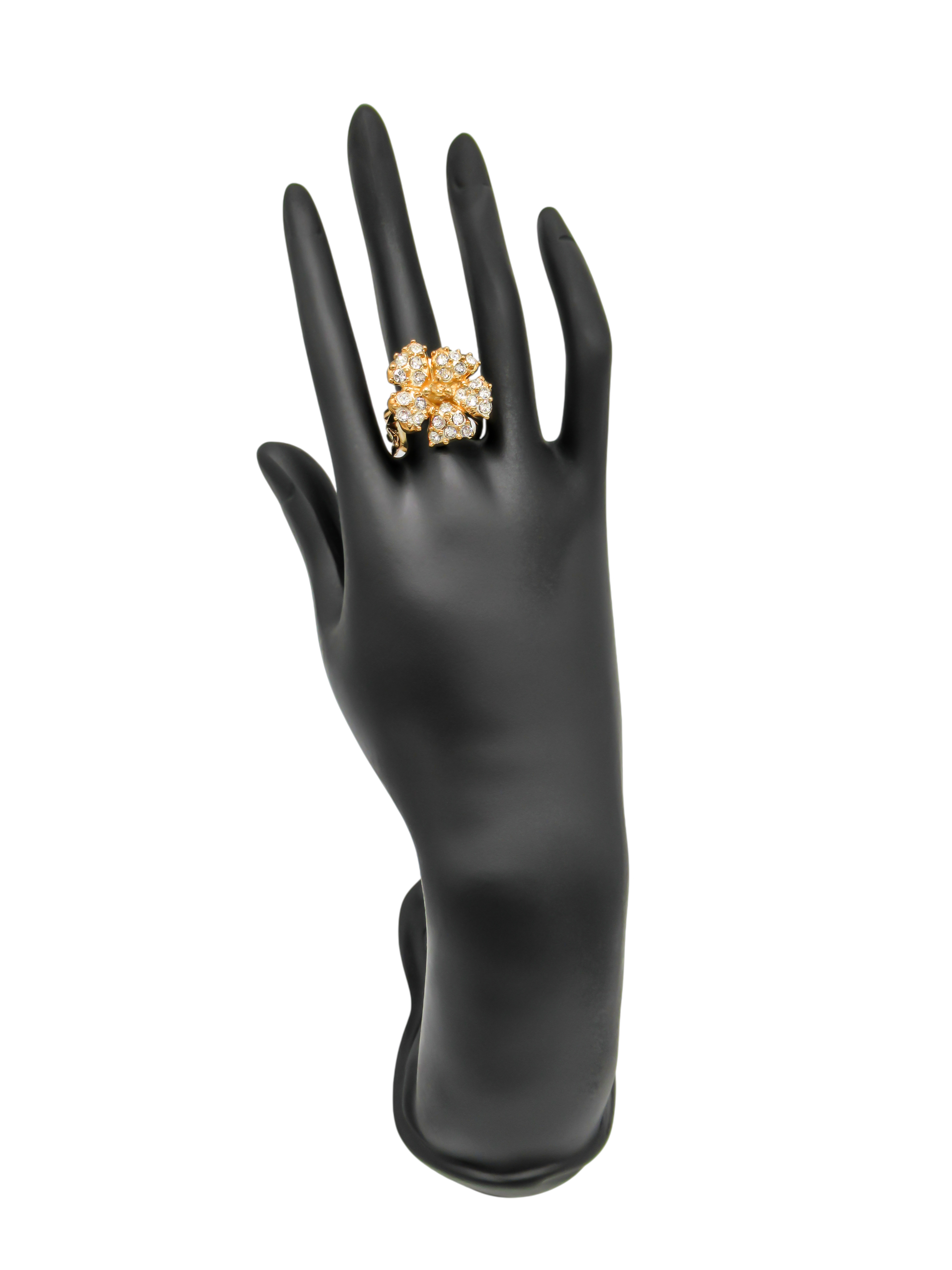 Anello Luce con pendente a fiore "Luminoso e delicatissimo" impreziosito da luminose e lucenti pietre swarovski.