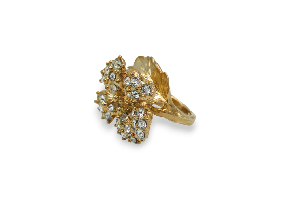 Anello Luce con pendente a fiore "Luminoso e delicatissimo" impreziosito da luminose e lucenti pietre swarovski.
