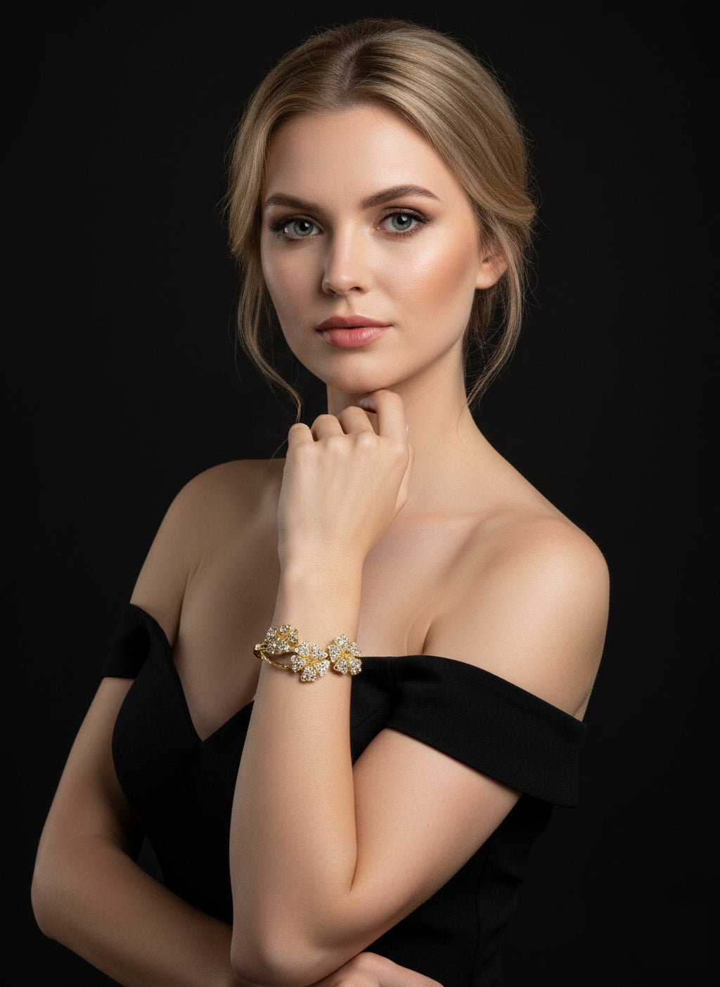 Bracciale Luce con pendente a fiore "Luminoso e delicatissimo" impreziosito da luminose e lucenti pietre swarovski.