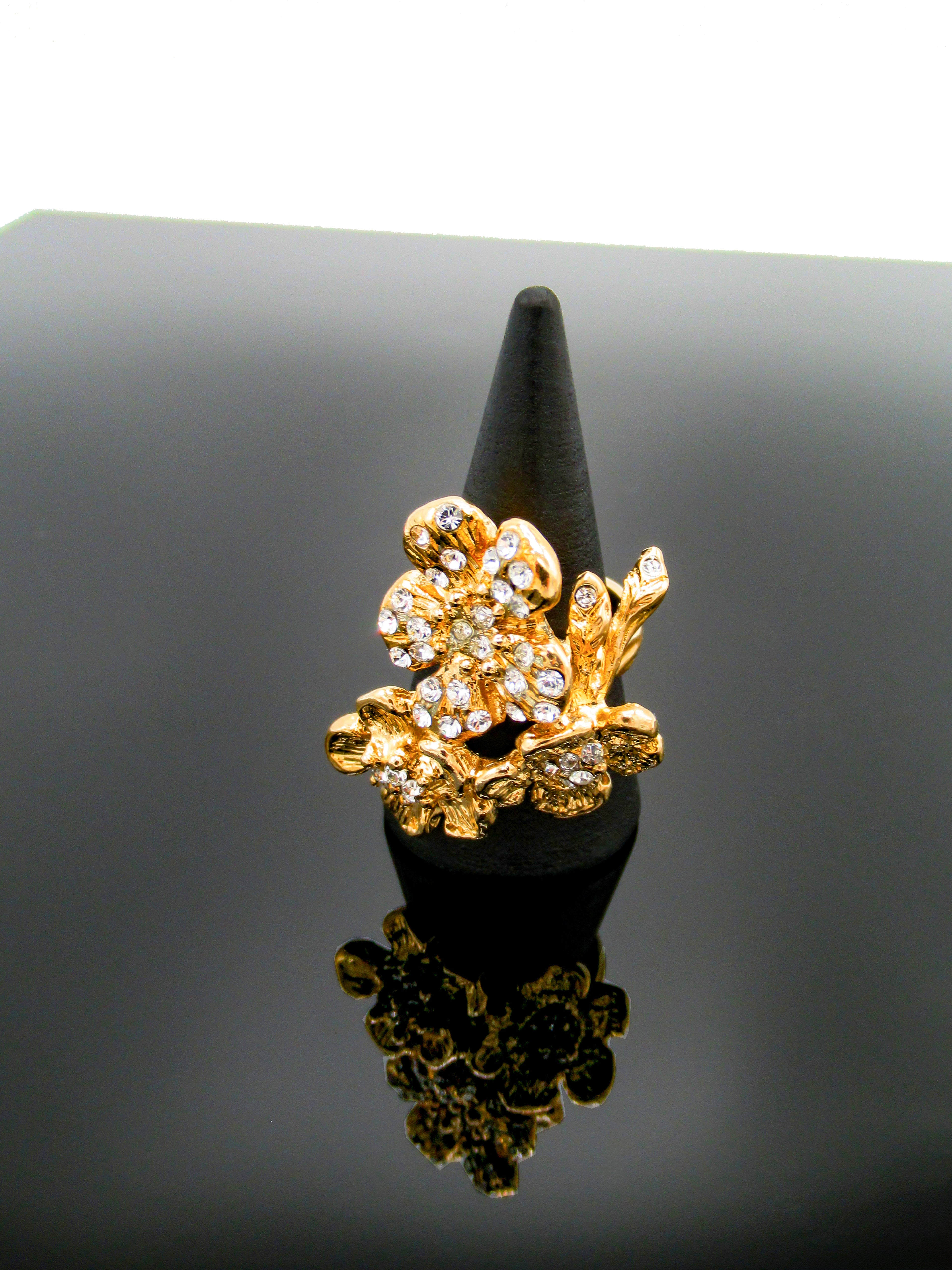 Anello Rose con pendente a tre “Luminosi e delicatissimi fiori”, impreziositi da punti luce in swarovski.