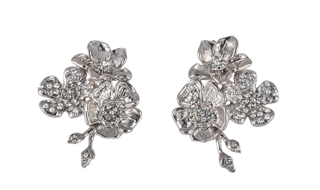 Orecchini Rose con pendente a tre “Luminosi e delicatissimi fiori”,  impreziositi da punti luce in swarowski.