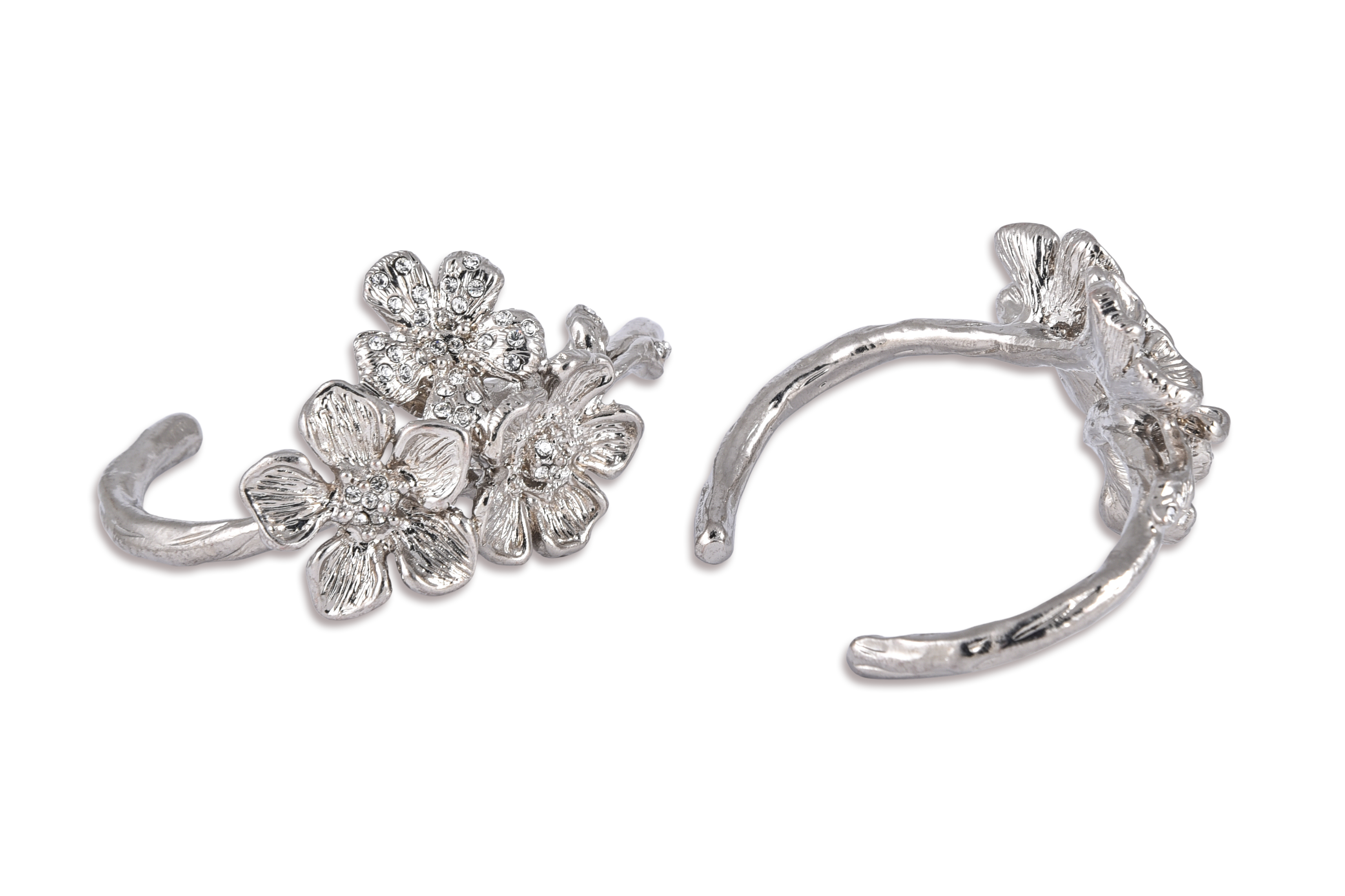 Bracciale Rose con pendente a tre “Luminosi e delicatissimi fiori”, impreziositi da punti luce in swarovski.