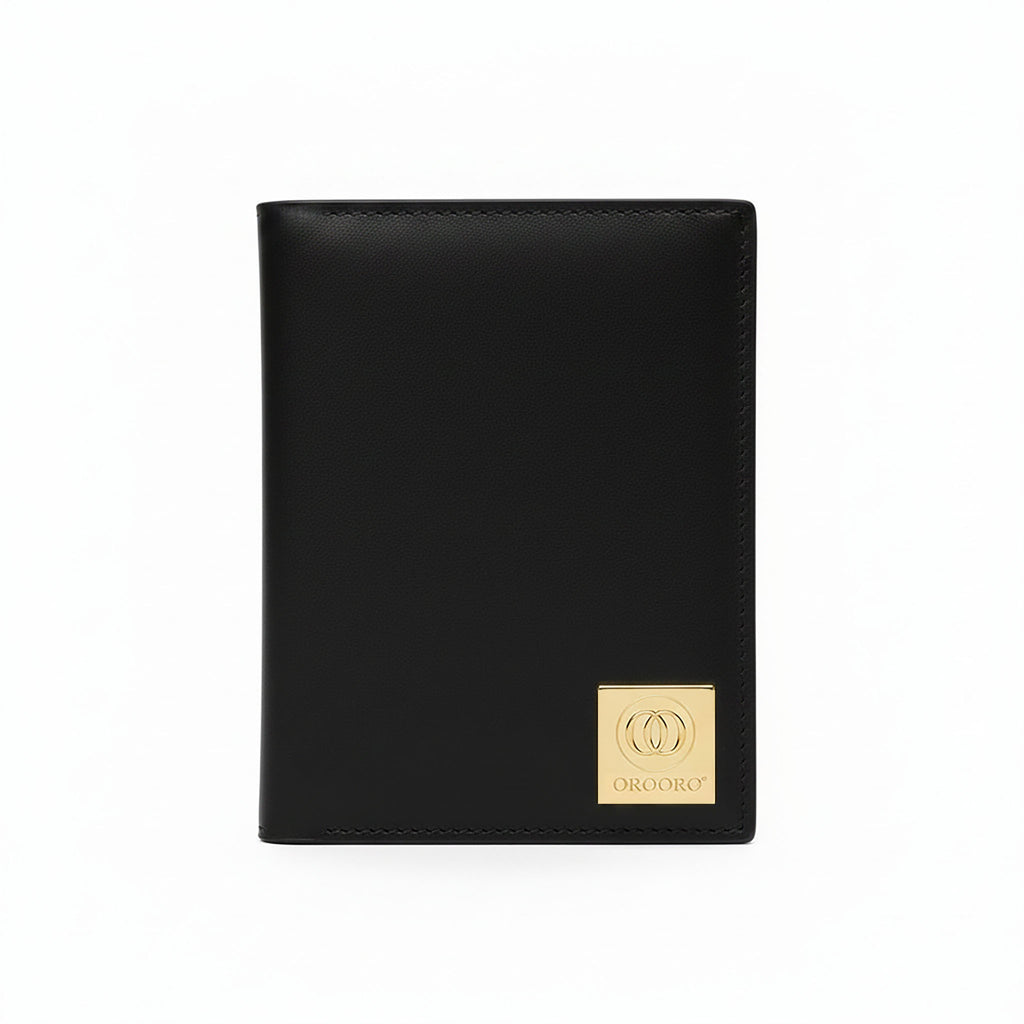 Porta passaporto OROORO® nero in pelle liscia con placchetta OO gold